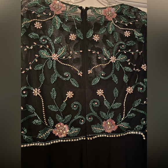 Beautiful evening dress.  Great for all seasons - Picture 7 of 8